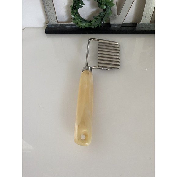 Vintage Vegetable Crinkle Cutter Potato Cheese Slicer Beige Plastic Handle EUC - Picture 1 of 16